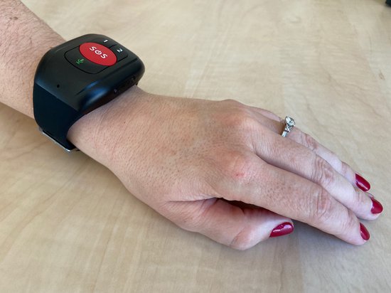 MijnSOS Alarmhorloge 4G gedragen aan de pols van een vrouw