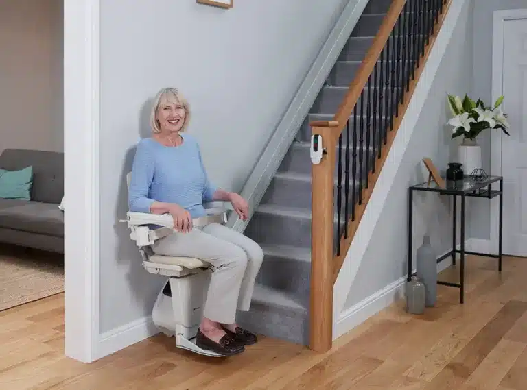 Handicare 1100 traplift in gebruik op een rechte trap