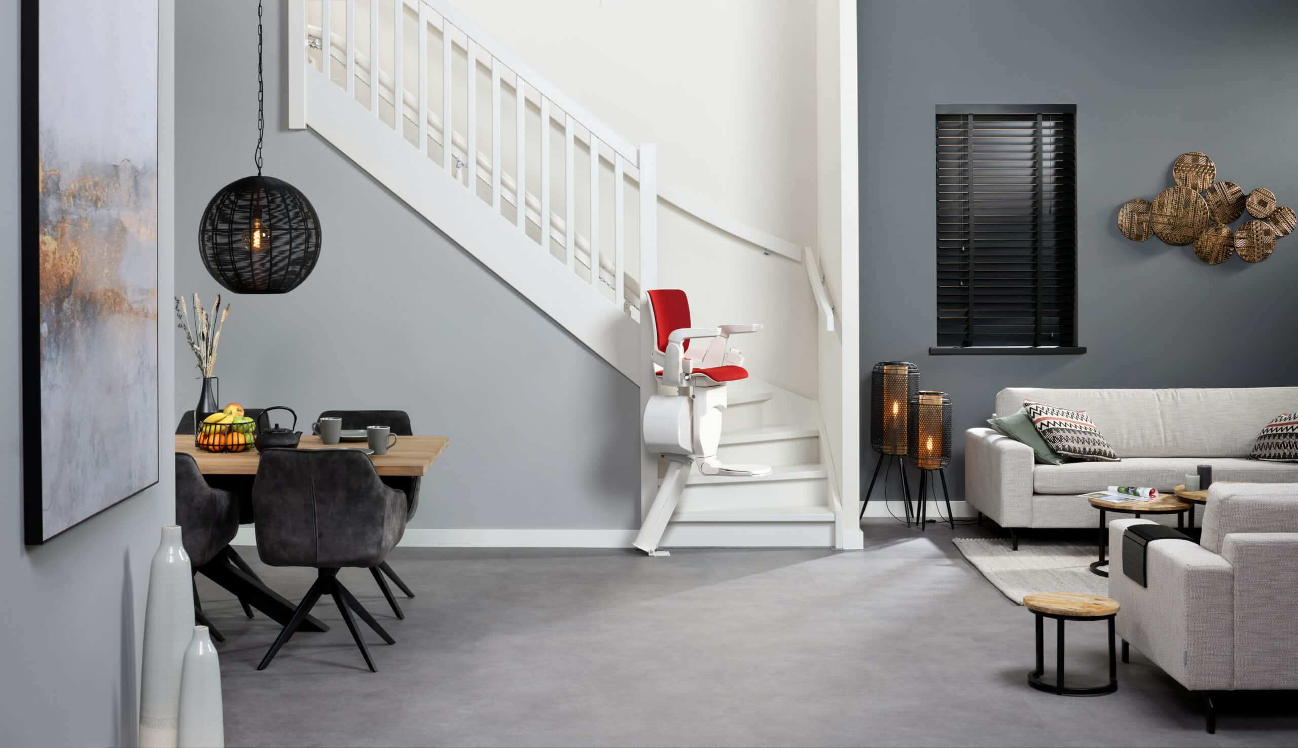 Otolift traplift op een trap met bocht in een woonkamer