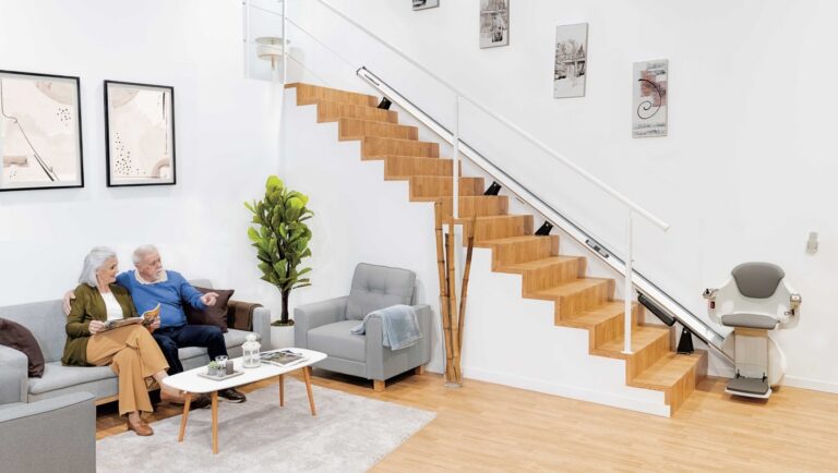 TKE S100 traplift op een rechte houten trap in een woonkamer